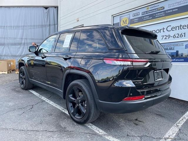 Photo of 2023 Diamond Black Crystal Pearlcoat Jeep Grand Cherokee
