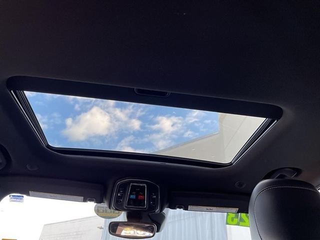 Photo of 2023 Diamond Black Crystal Pearlcoat Jeep Grand Cherokee