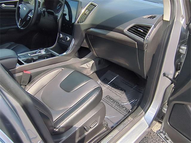 Photo of 2022 Silver Metallic Ford Edge