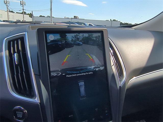 Photo of 2022 Silver Metallic Ford Edge