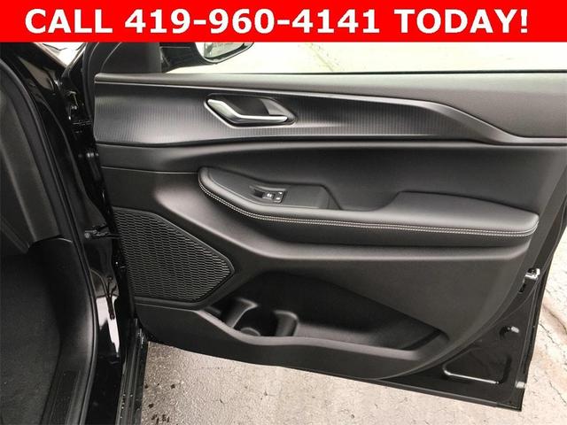 Photo of 2025 Metallic Jeep Grand Cherokee