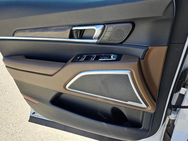 Photo of 2022 Glacial White Pearl Kia Telluride