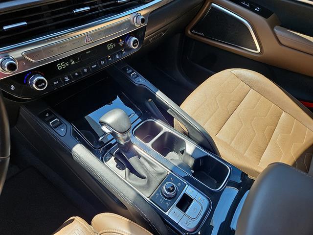 Photo of 2022 Glacial White Pearl Kia Telluride