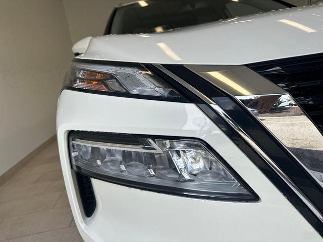 Photo of 2023 Pearl White Tricoat Nissan Rogue