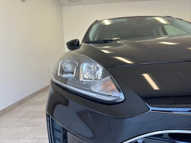 Photo of 2022 Agate Black Metallic Ford Escape