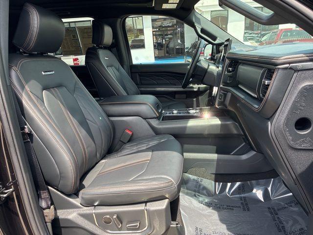 Photo of 2024 Agate Black Metallic Ford Expedition