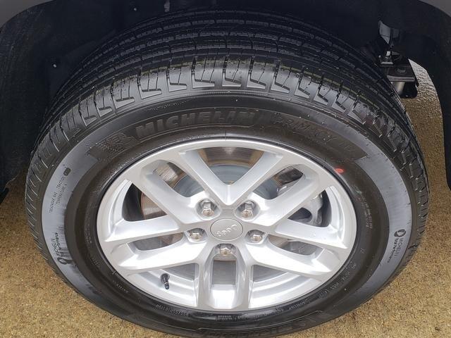 Photo of 2025 Silver Zynith Jeep Grand Cherokee L