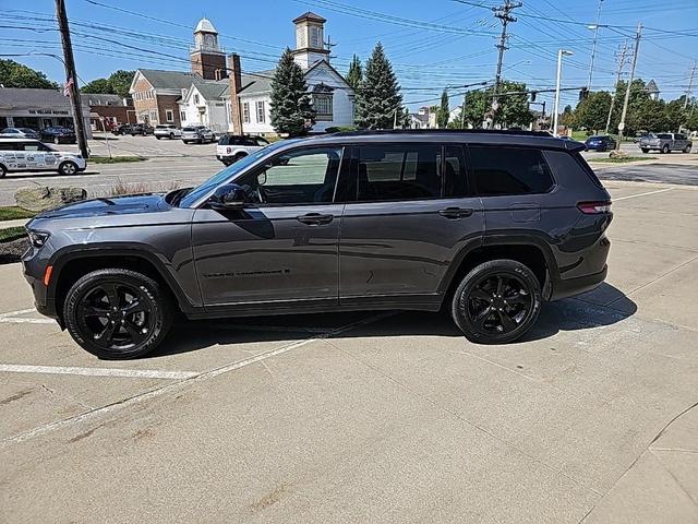 Photo of 2022 Metallic Jeep Grand Cherokee L