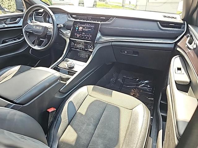 Photo of 2022 Metallic Jeep Grand Cherokee L