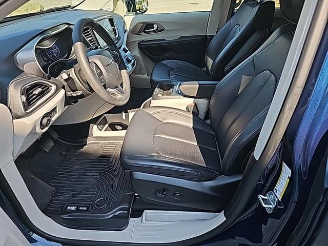 Photo of 2023 Fathom Blue Pearlcoat Chrysler Pacifica