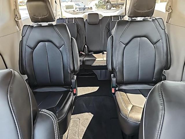 Photo of 2023 Fathom Blue Pearlcoat Chrysler Pacifica