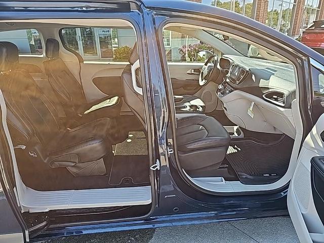 Photo of 2023 Fathom Blue Pearlcoat Chrysler Pacifica