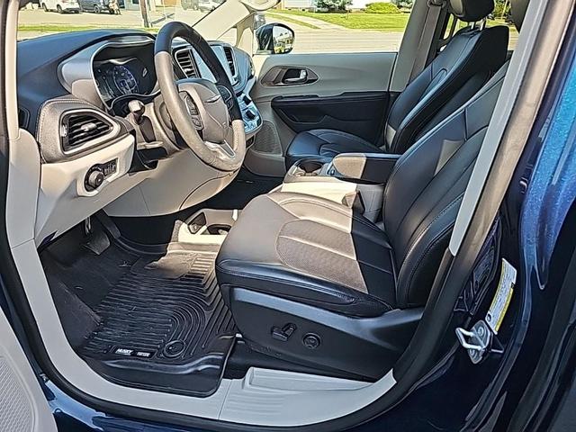 Photo of 2023 Fathom Blue Pearlcoat Chrysler Pacifica