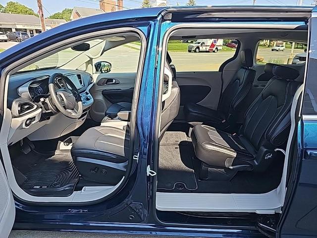Photo of 2023 Fathom Blue Pearlcoat Chrysler Pacifica