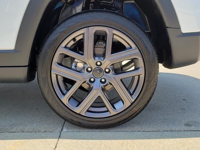 Photo of 2025 Bright White Clearcoat Jeep Compass
