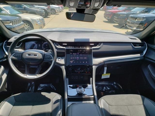 Photo of 2025 Silver Zynith Jeep Grand Cherokee
