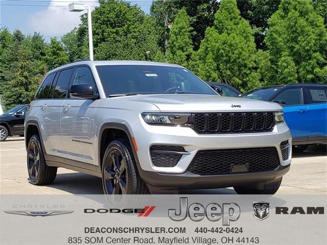 Photo of 2025 Silver Zynith Jeep Grand Cherokee