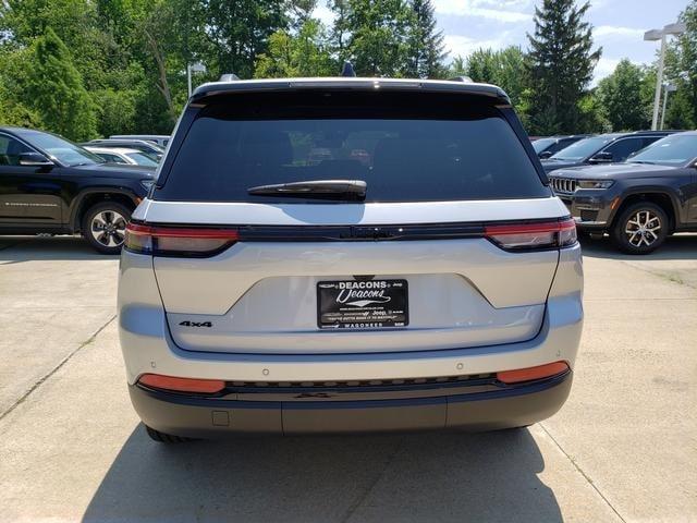 Photo of 2025 Silver Zynith Jeep Grand Cherokee