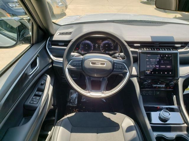 Photo of 2025 Silver Zynith Jeep Grand Cherokee