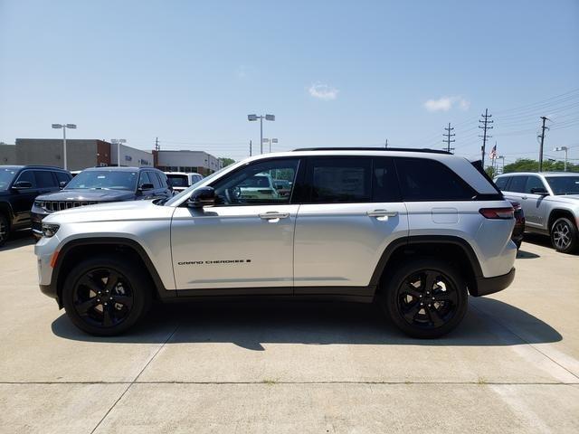Photo of 2025 Silver Zynith Jeep Grand Cherokee