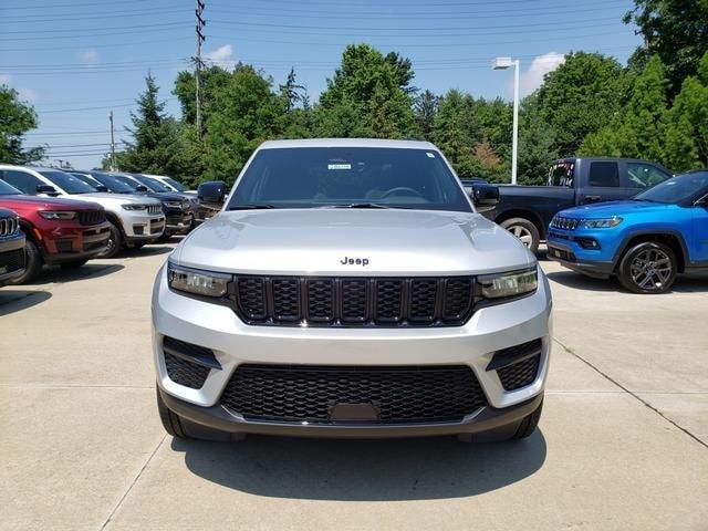 Photo of 2025 Silver Zynith Jeep Grand Cherokee