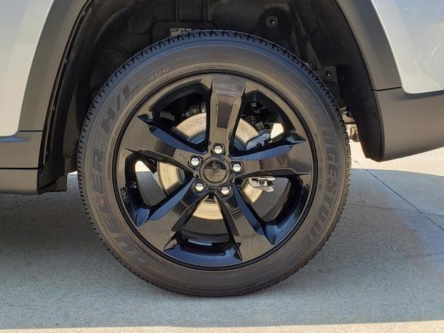 Photo of 2025 Silver Zynith Jeep Grand Cherokee
