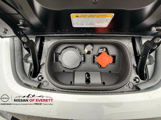 Photo of 2025 Brilliant Silver Metallic Nissan Leaf
