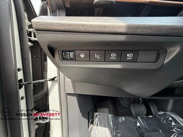 Photo of 2023 Brilliant Silver Metallic/Black Diamond Pearl Nissan ARIYA