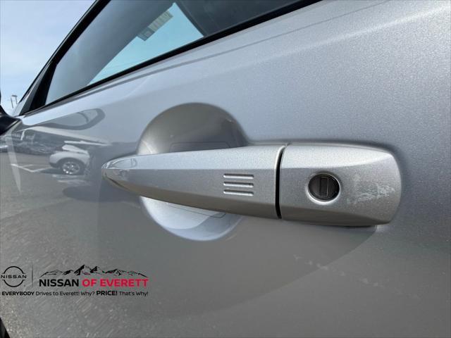Photo of 2023 Brilliant Silver Metallic/Black Diamond Pearl Nissan ARIYA