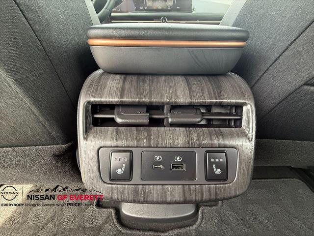 Photo of 2023 Brilliant Silver Metallic/Black Diamond Pearl Nissan ARIYA