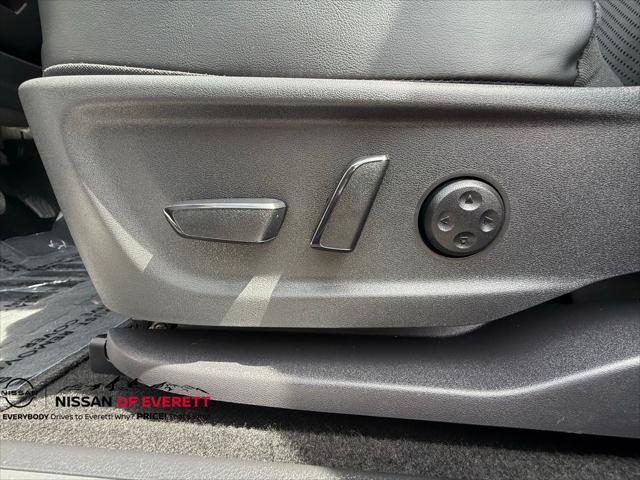 Photo of 2023 Brilliant Silver Metallic/Black Diamond Pearl Nissan ARIYA