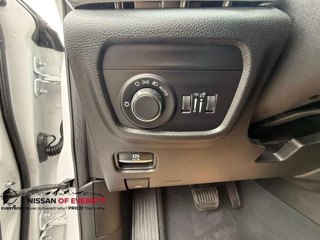 Photo of 2023 Bright White Clearcoat Jeep Grand Cherokee