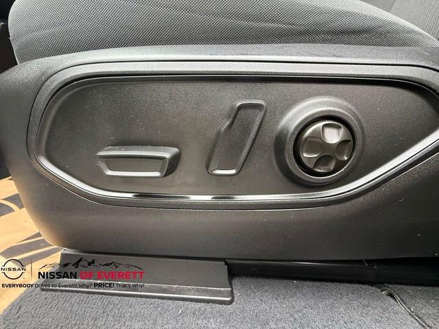 Photo of 2023 Bright White Clearcoat Jeep Grand Cherokee