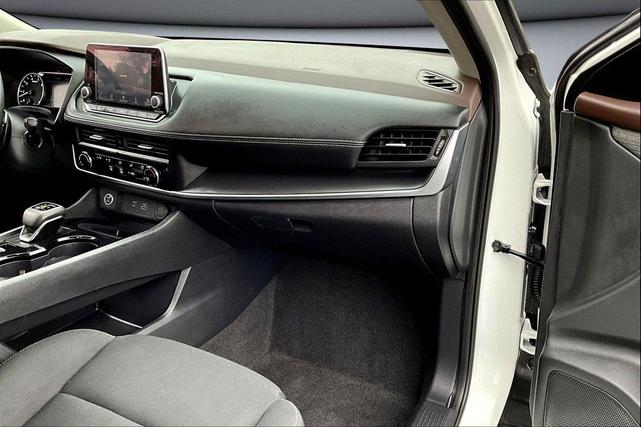 Photo of 2023 Glacier White Nissan Rogue