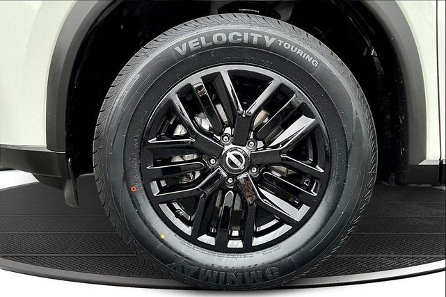 Photo of 2023 Glacier White Nissan Rogue