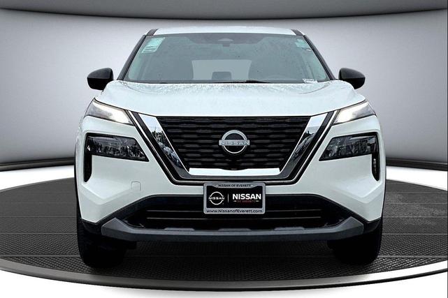 Photo of 2023 Glacier White Nissan Rogue