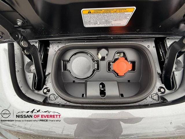 Photo of 2025 Gun Metallic Nissan Leaf