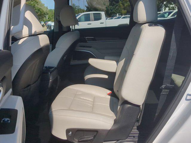 Photo of 2022 Glacial White Pearl Kia Telluride