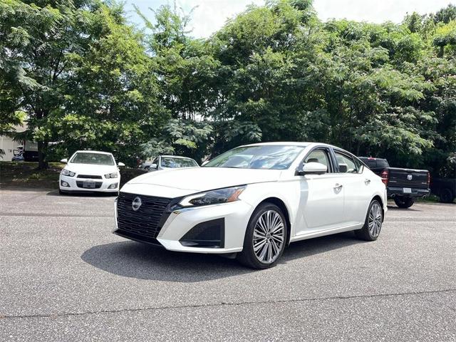 Photo of 2024 Pearl White Tri-Coat Nissan Altima