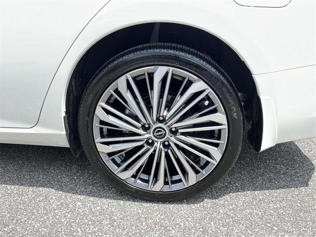 Photo of 2024 Pearl White Tri-Coat Nissan Altima
