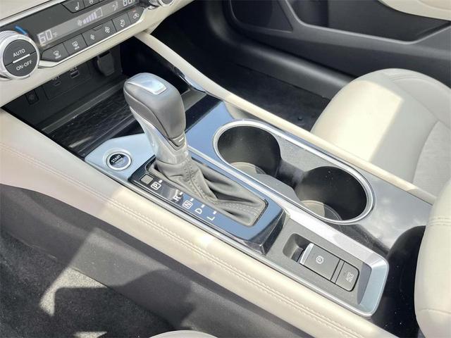 Photo of 2024 Pearl White Tri-Coat Nissan Altima