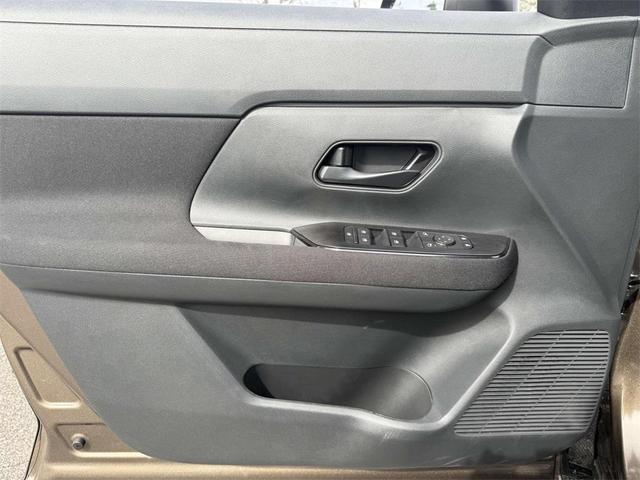Photo of 2025 Canyon Bronze M Nissan Kicks