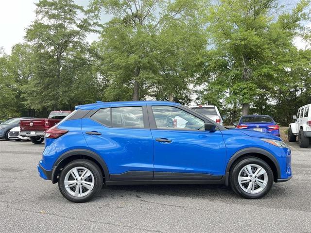 Photo of 2025 Electric Blue Metallic Nissan Kicks Play
