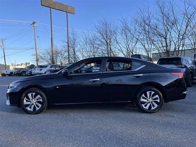 Photo of 2025 Black Nissan Altima