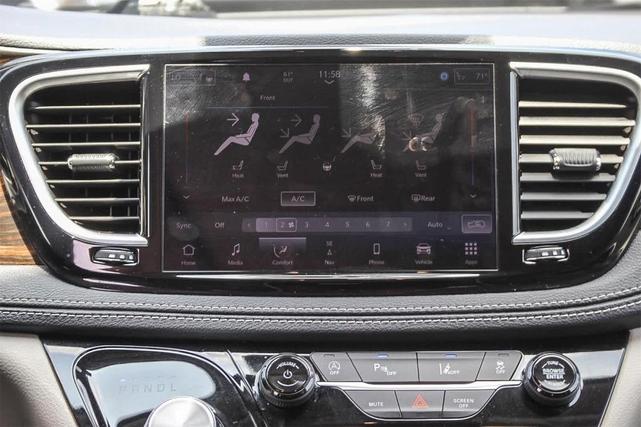 Photo of 2023 Silver Mist Clearcoat Chrysler Pacifica