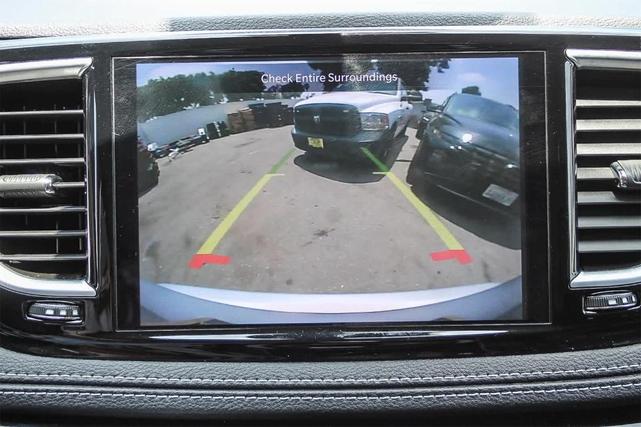 Photo of 2023 Silver Mist Clearcoat Chrysler Pacifica