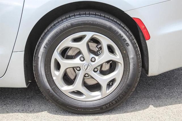 Photo of 2023 Silver Mist Clearcoat Chrysler Pacifica