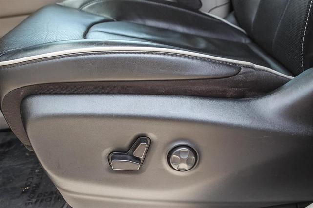 Photo of 2023 Silver Mist Clearcoat Chrysler Pacifica