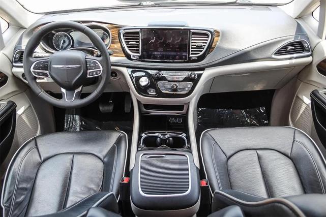Photo of 2023 Silver Mist Clearcoat Chrysler Pacifica