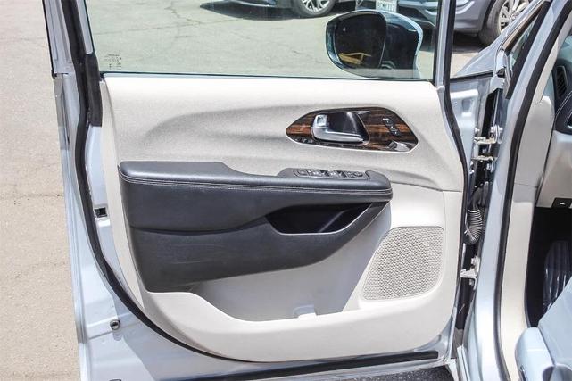Photo of 2023 Silver Mist Clearcoat Chrysler Pacifica